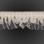 Сборка из сетки, задекорированная ажурным кружевом и бусинами в цвет кружева, ширина 70 мм, цвет шампань, намотка 10 ярдов 