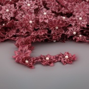 Кружево "Цветочки" украшено бусиной , на капроновой ленте, ширина 55 мм, цвет старо-розовый, намотка 20 ярдов