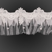 Сборка из сетки, задекорированная ажурным кружевом и бусинами в цвет кружева, ширина 70 мм, цвет белый, намотка 10 ярдов 