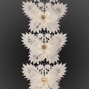 Воздушные бабочки из ажурного кружева с элементами из органзы и стразами, ширина 80 мм, цвет шампань, намотка 10 ярдов 