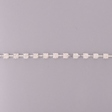 Цепочка декоративная металлическая серебряного цвета с белыми стеклянными стразами, ширина 4 мм, рулон 10 ярдов