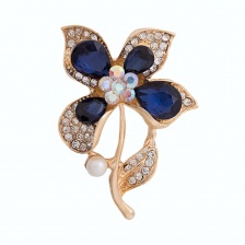 Брошь металлическая со стразами, застежка булавка,цвет золото+белые/синие стразы+белая бусина, размер 40х55мм