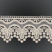 Кружево ажурное с причудливым узором и фестонами по контуру, ширина 95 мм, цвет лен, намотка 15 ярдов