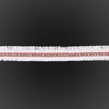 Декоративная тесьма букле с бахромой белого цвета, украшена белыми стразами на красной полоске, ширина 20 мм, намотка 45 ярдов