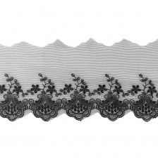 Нежное воздушное кружево на сетке с цветочными мотивами, цвет черный, ширина 130 мм, намотка 15 ярдов