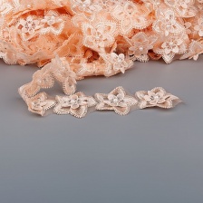 Кружево "Цветочки" украшено бусиной, на капроновой ленте, ширина 55 мм, цвет персиковый, намотка 20 ярдов