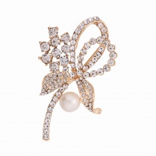 Брошь металлическая со стразами, застежка булавка, цвет золото+белые стразы+белая бусина,размер 40х63 мм