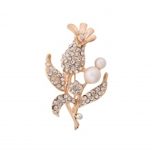 Брошь металлическая со стразами, застежка булавка, цвет золото+белые стразы+белые бусины, размер 33х54 мм