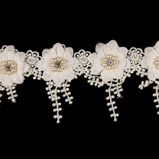 Тонкое ажурное кружево, декорированное цветами, бусинами и стразами, ширина 90 мм, цвет шампань, намотка 10 ярдов