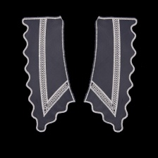 Воротник пришивной из тонкого капрона, с ажурной вышивкой в тон основы в форме маленького воротничка, размер 290х115 мм