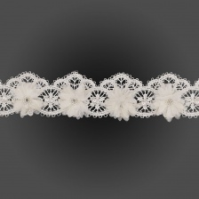 Кружево ажурное с объемными цветами в цвет кружева, украшено белыми бусинами и стразами, ширина 50 мм, намотка 10 ярдов, цвет шампань 