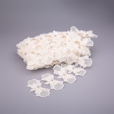 Нежное ажурное кружево из бантиков, декорированное белыми стразами и бусинами в цвет кружева, ширина 75 мм, цвет шампань, намотка 10 ярдов