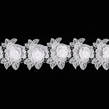 Кружево Цветочное, на ажурной кружевной основе нежная цветочная гирлянда с объемным цветком, ширина 100 мм, цвет белый, намотка 15 ярдов