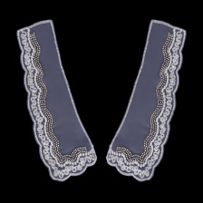 Воротник пришивной из тонкого капрона, по внешнему контуру ажурная вышивка в тон основы с пайетками и микробисером, размер 245х85 мм