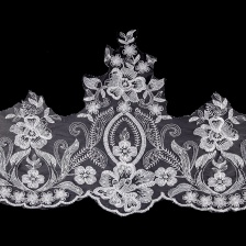 Кружево гипюр с пайетками, ширина 300 мм, цвет сияющий белый, намотка 10 ярдов