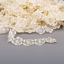 Кружево "Цветочки" на капроновой ленте, ширина 35 мм, цвет шампань+белые бусины, намотка 20 ярдов