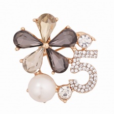 Брошка металлическая со стразами, застежка булавка, цвет золото+разноцветные стразы+белая бусина, размер 38х38 мм