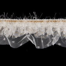 Сборка из сетки, задекорированная ажурной тесьмой с золотой цепочкой и пухом в цвет кружева, ширина 70 мм, цвет белый, намотка 10 ярдов 