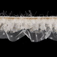 Сборка из сетки, задекорированная ажурной тесьмой с золотой цепочкой и пухом в цвет кружева, ширина 70 мм, цвет белый, намотка 10 ярдов 