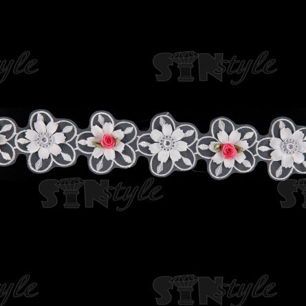 Цветочное кружево на тонкой капроновой основе, декорированное объемными цветами и стразами, ширина 55 мм, цвет белый, намотка 10 ярдов фото 2