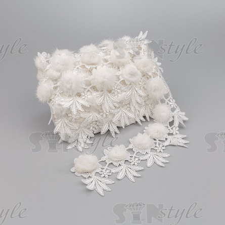 Кружево ажурное с  отделкой, нежнейшее тонкое переплетение гирлянды с цветочными мотивами мехом в центре цветка, ширина 75 мм, намотка 10 ярдов, цвет белый  фото 3