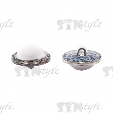 Пуговица пластиковая на ножке, в форме полусферы белого цвета, по краю ободок с анималистичным принтом, размер 36L фото 2