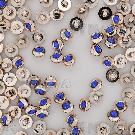 Пуговица пластиковая на ножке, круглая, золотая основа с синей стразой в центре, 18 L фото 2
