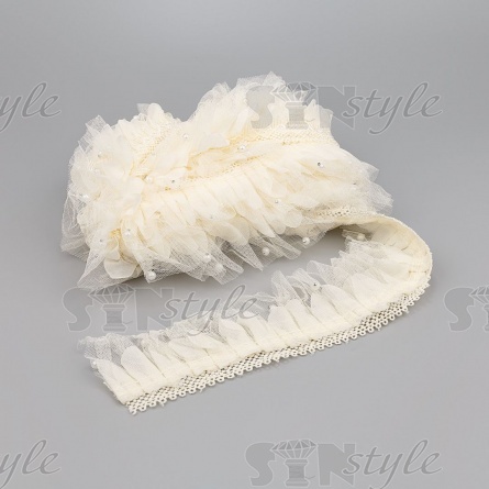 Сборка из сетки, задекорированная ажурным кружевом и бусинами, ширина 70 мм, цвет шампань, намотка 10 ярдов фото 3