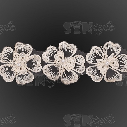 Кружево "Цветочки", нежная объемная цветочная гирлянда с бусиной в центре каждого цветка, на капроновой ленте, ширина 55 мм, цвет шампань, намотка 20 ярдов фото 3