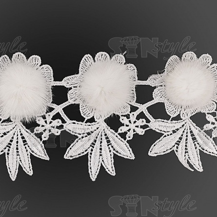 Кружево ажурное с  отделкой, нежнейшее тонкое переплетение гирлянды с цветочными мотивами мехом в центре цветка, ширина 75 мм, намотка 10 ярдов, цвет белый  фото 2