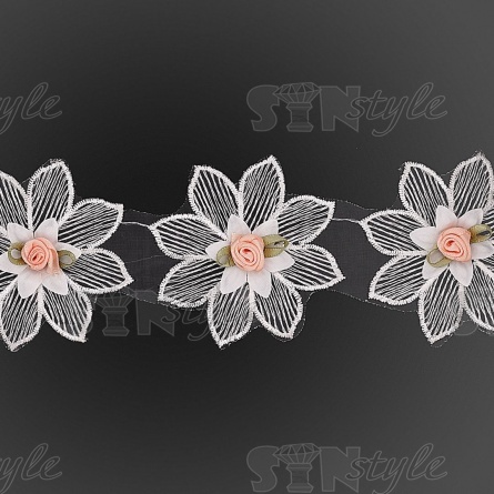 Цветочное кружево на тонкой капроновой основе, декорированное объемными цветами, ширина 70 мм, цвет белый, намотка 15 ярдов фото 2