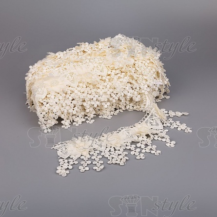 Кружево ажурное с отделкой, на нежной кружевной основе россыпь цветов из тонкого капрона, середина цветка состоит из мелких бусин, бахрома из мелких цветочков по краю изделия придает воздушность кружеву, ширина 80 мм,  намотка 15 ярдов, цвет шампань фото 3