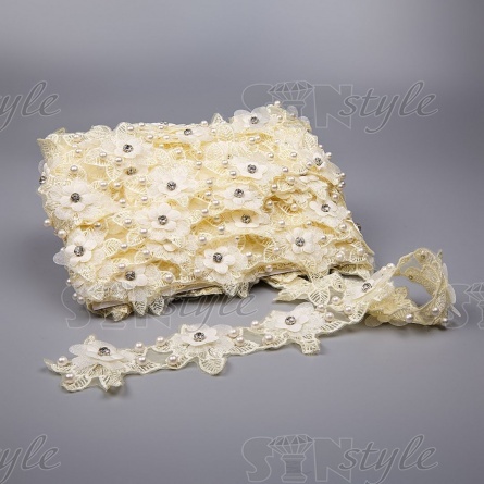 Кружево "Цветочное", ширина 60 мм, цвет шампань, декорировано бусинами в цвет кружева и белыми стразами, намотка 10 ярдов  фото 1