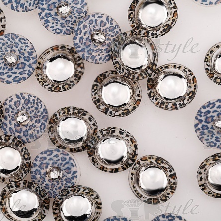 Пуговица пластиковая на ножке, в форме полусферы белого цвета, по краю ободок с анималистичным принтом, размер 36L фото 3