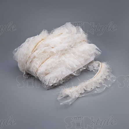 Сборка из сетки, задекорированная ажурной тесьмой с золотой цепочкой и пухом в цвет кружева, ширина 70 мм, цвет белый, намотка 10 ярдов  фото 2