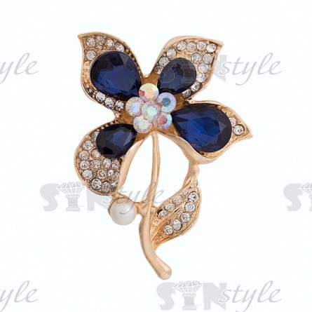 Брошь металлическая со стразами, застежка булавка,цвет золото+белые/синие стразы+белая бусина, размер 40х55мм фото 1