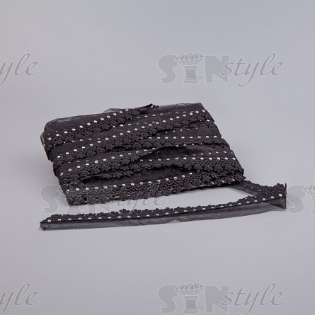 Тонкая ажурная тесьма на сетке черного цвета украшена клепками цвета никель, ширина 35 мм, намотка 15 ярдов фото 3