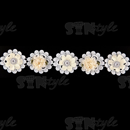 Цветочное кружево, декорированное объемными цветами и стразами, ширина 48 мм, цвет белый, намотка 15 ярдов фото 3