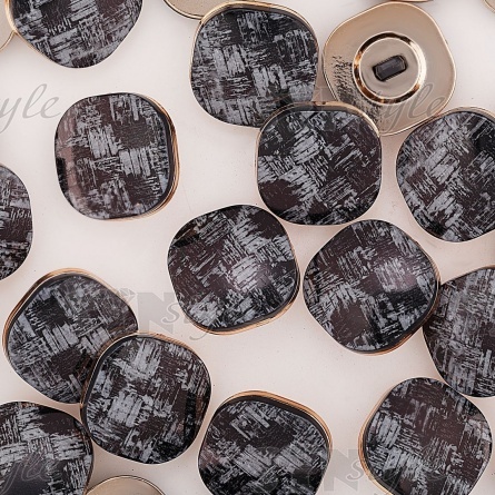 Пуговица пластиковая на ножке, квадратной формы с закругленными углами, основа золотая, шляпка черная с серым, размер 44L фото 3