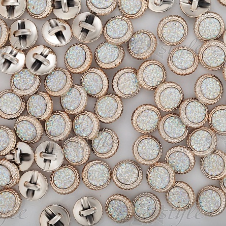 Пуговица пластиковая на ножке, размер 28L, основа золотая, белая вставка, напоминающая кристалл фото 3