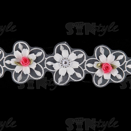 Цветочное кружево на тонкой капроновой основе, декорированное объемными цветами и стразами, ширина 55 мм, цвет белый, намотка 10 ярдов фото 3