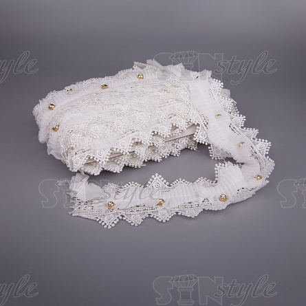 Кружево ажурное с отделкой, на нежной кружевной основе складочки тонкого капронового рюша со стразами по всей длине изделия, ширина 65 мм, намотка 15 ярдов, цвет белый фото 3