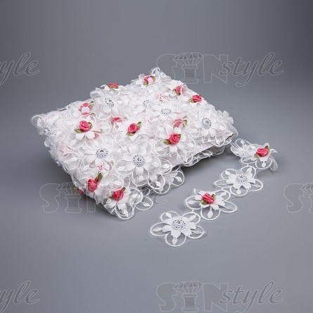 Цветочное кружево на тонкой капроновой основе, декорированное объемными цветами и стразами, ширина 55 мм, цвет белый, намотка 10 ярдов фото 1