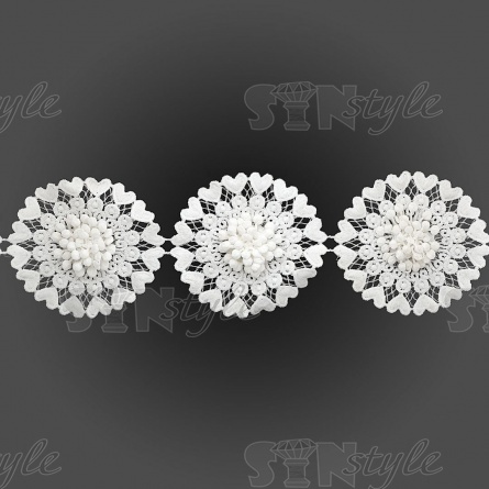 Кружево "Цветочное", воздушная цветочная гирлянда из объемных цветов и стилизованных сердечек по окружности, ширина 80 мм, цвет белый, намотка 15 ярдов фото 1