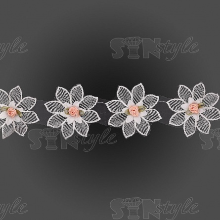 Цветочное кружево на тонкой капроновой основе, декорированное объемными цветами, ширина 70 мм, цвет белый, намотка 15 ярдов фото 3