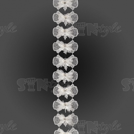 Нежное ажурное кружево из бантиков, декорированное белыми стразами и бусинами в цвет кружева, ширина 75 мм, цвет белый, намотка 10 ярдов фото 3