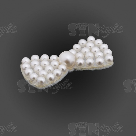 Аппликация "Бантик" из страз, на фетровой основе, размер 40 мм х 20 мм, цвет белый + белые бусины фото 2