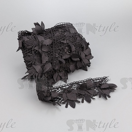 Кружево ажурное с отделкой, на тонкой кружевной основе цветочки с бусиной в середине в обрамлении  крупных листьев, придающими объем кружеву, ширина 90 мм, намотка 10 ярдов, цвет черный фото 3