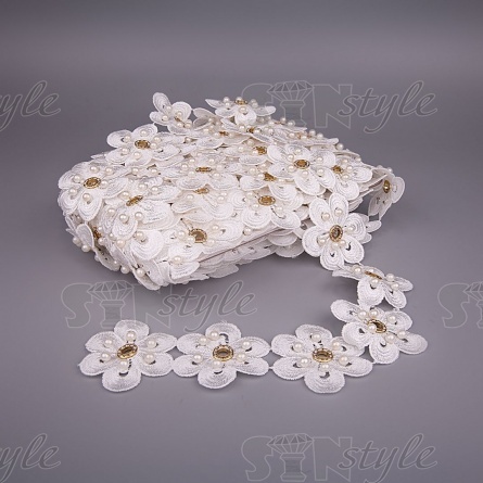 Ажурное кружево в виде цветов, украшенных белыми бусинами и золотыми люверсами со стразами, ширина 60 мм, цвет белый, намотка 15 ярдов  фото 3