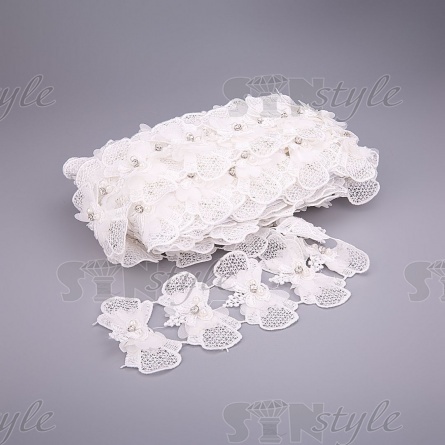 Нежное ажурное кружево из бантиков, декорированное белыми стразами и бусинами в цвет кружева, ширина 75 мм, цвет белый, намотка 10 ярдов фото 1